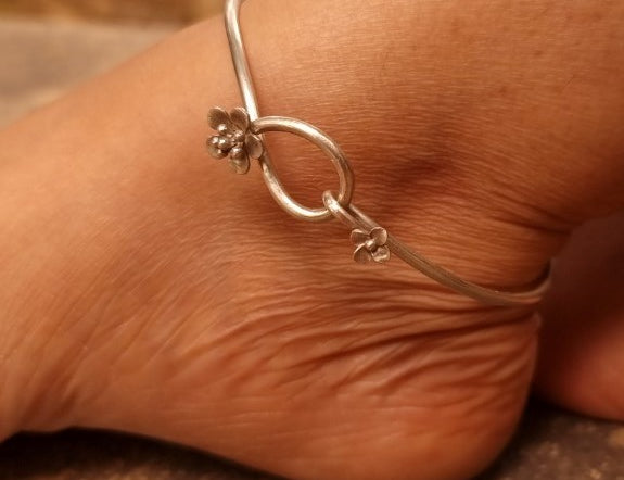 Celebrate Love with Quirksmith's Guldasta Anklet - Ideal Valentines Day Gift for Married Couples!