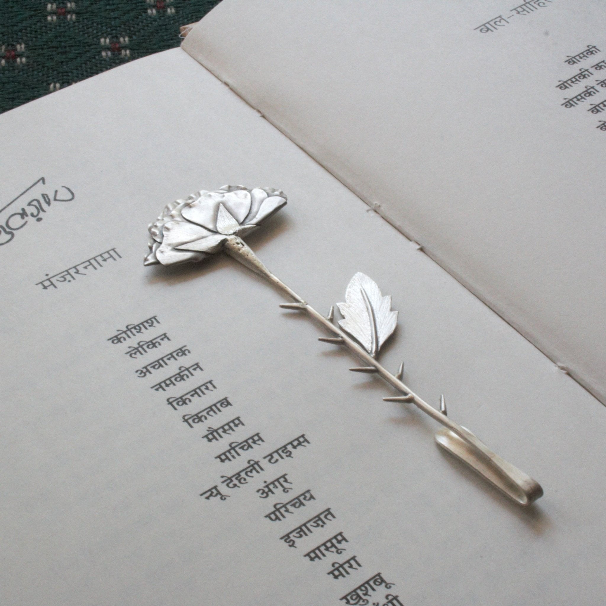 How to choose a good bookmark for gifting? - Quirksmith