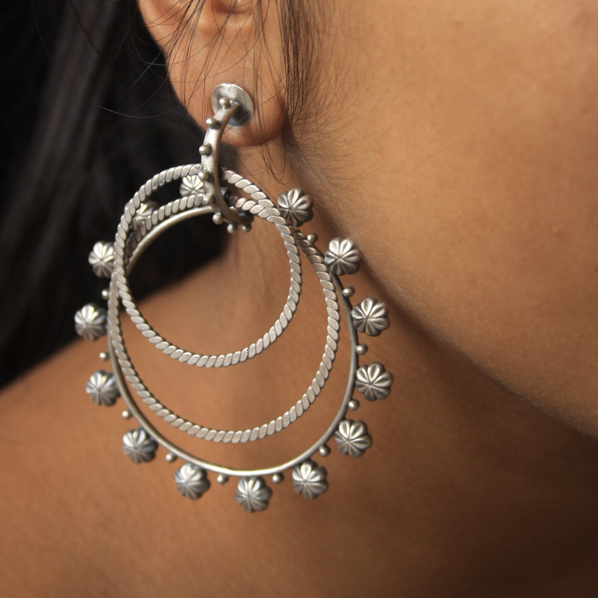 How to prevent earlobe sagging/drooping while wearing earrings? - Quirksmith