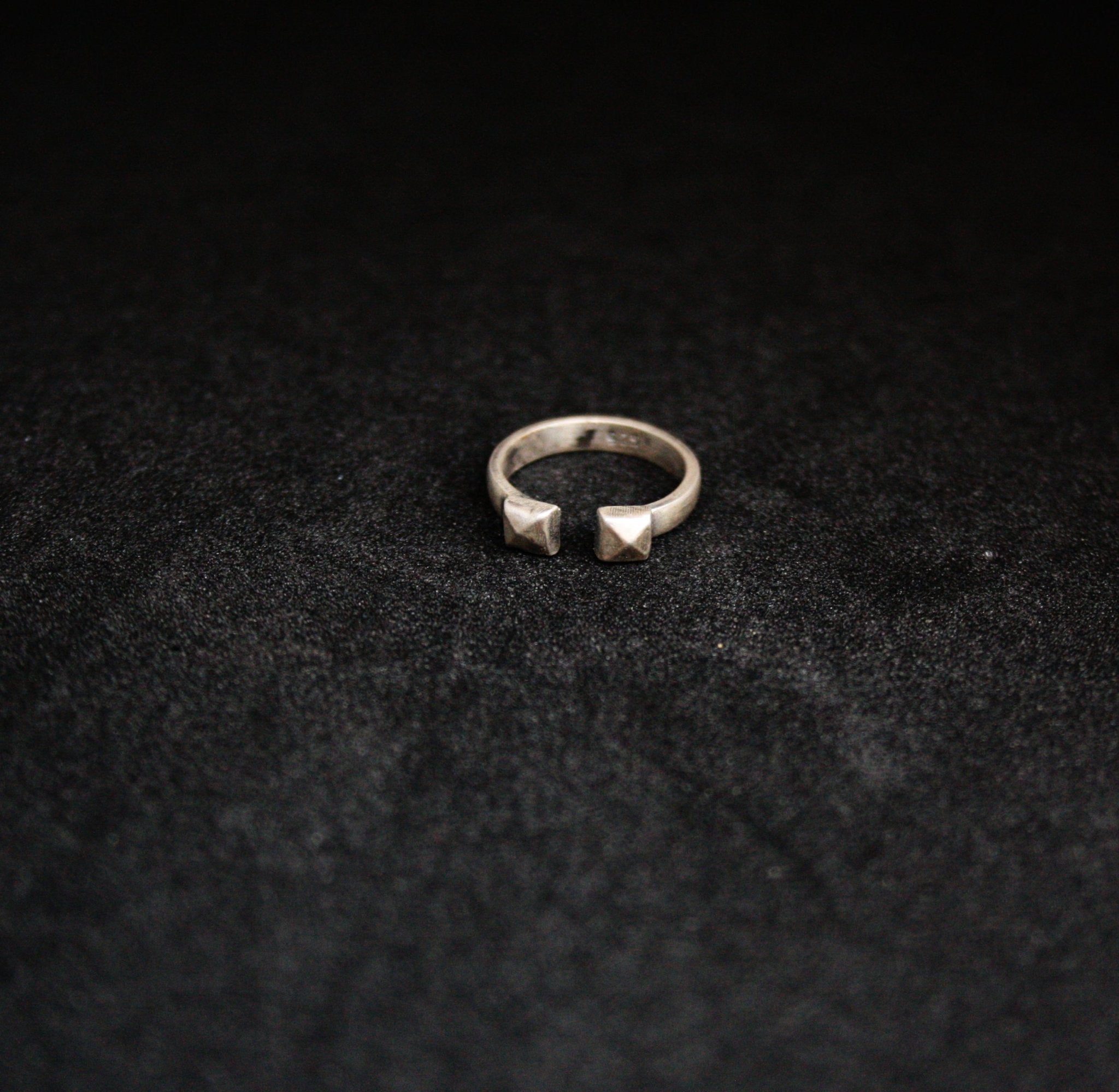 Bolt Toe Ring - Single Piece - Quirksmith