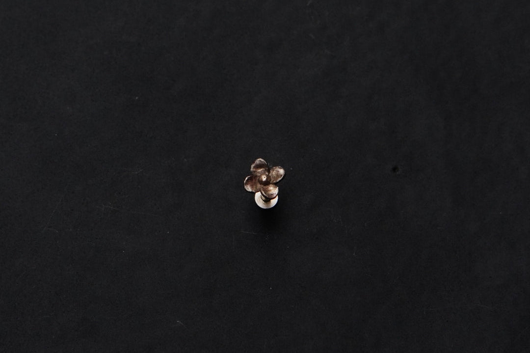 Tiny Flower Nosepin - Screw - Quirksmith