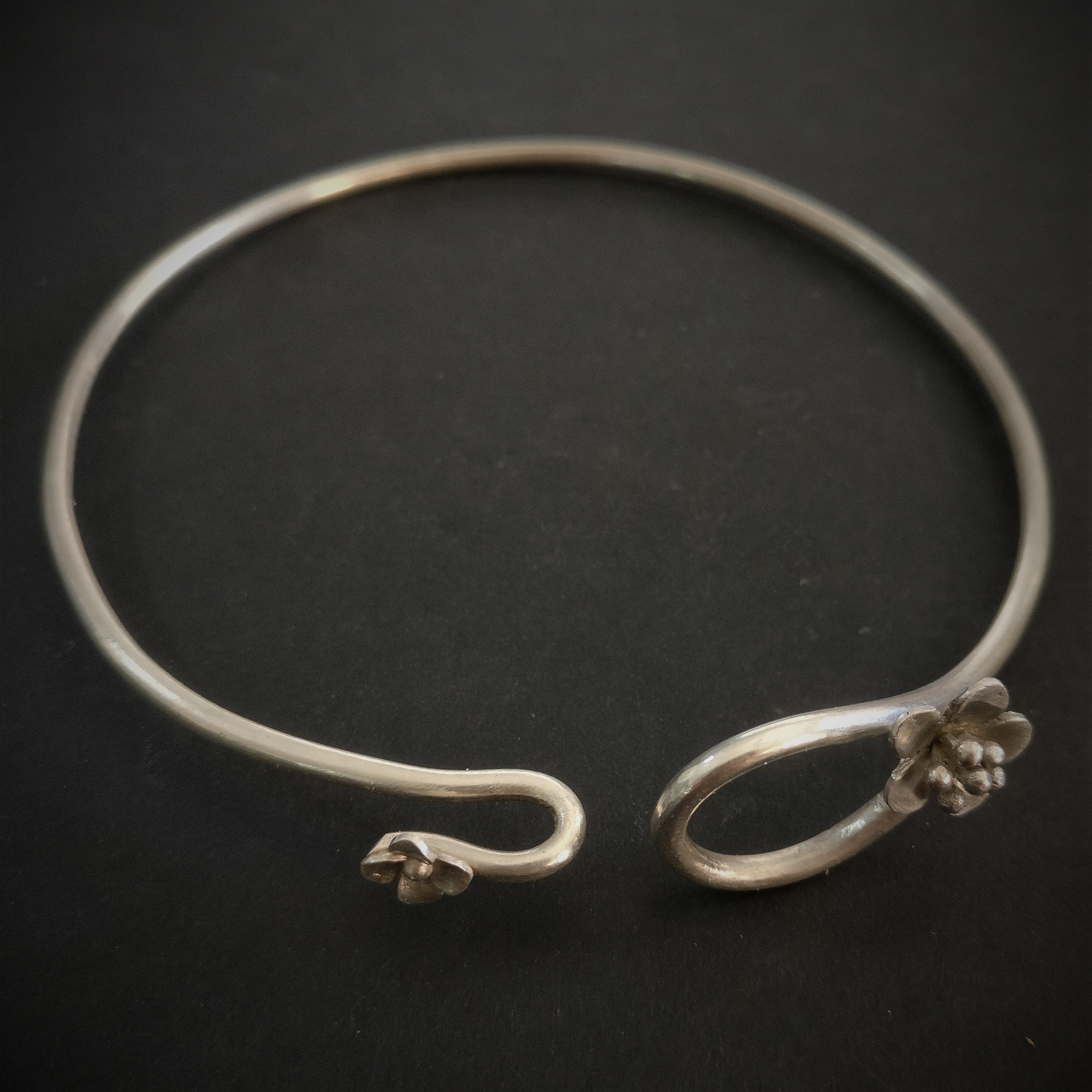 Unique V-Day Surprise: Guldasta Anklet from Quirksmith, Ideal Gift for Married Couples in 92.5 Silver.